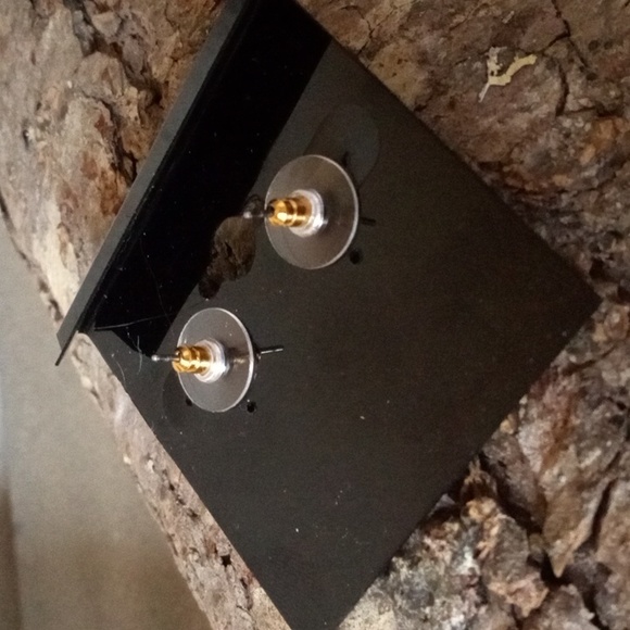 BETSEY JOHNSON Faux Pearl and Golden Lips Post Earrings. - Picture 5 of 5